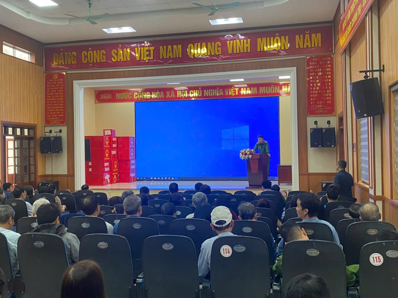 Phường Thành Đông: Triển khai đợt cao điểm hướng dẫn người dân tích hợp thông tin thẻ bảo hiểm y tế và sử dụng sổ sức khỏe điện tử, giấy phép lái xe, tài khoản an sinh xã hội trên ứng dụng VNeID.
